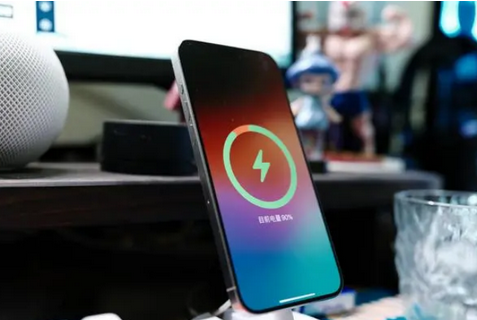 芝罘苹果15换屏服务分享用什么充电器给iPhone15充电更好 